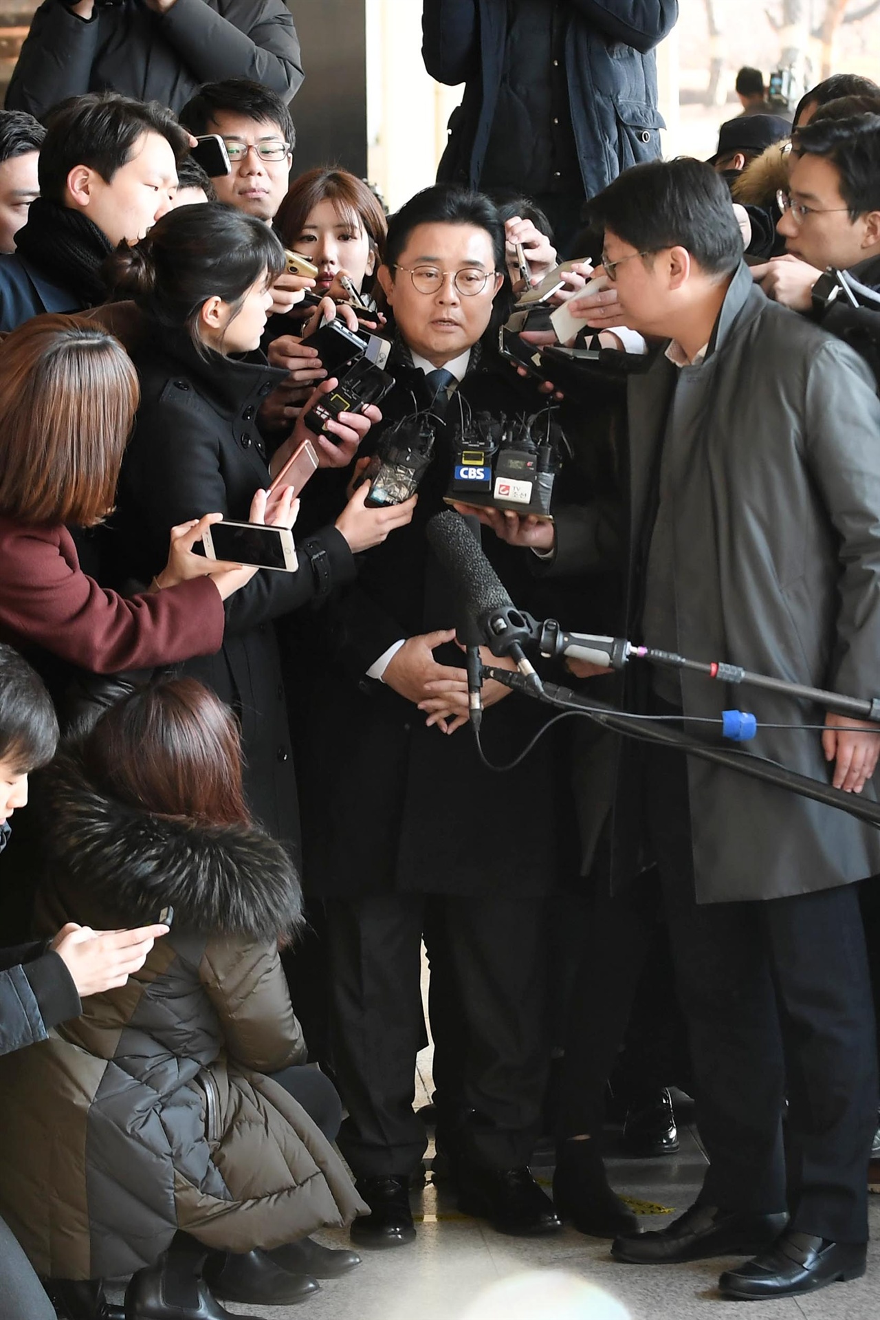 롯데홈쇼핑으로부터 ‘뇌물 수수' 의혹을 받고 있는 전병헌 전 청와대 정무수석이 피의자 신분으로 20일 오전 서울 서초구 서울중앙지방검찰청에 출석하고 있다. 2017.11.20