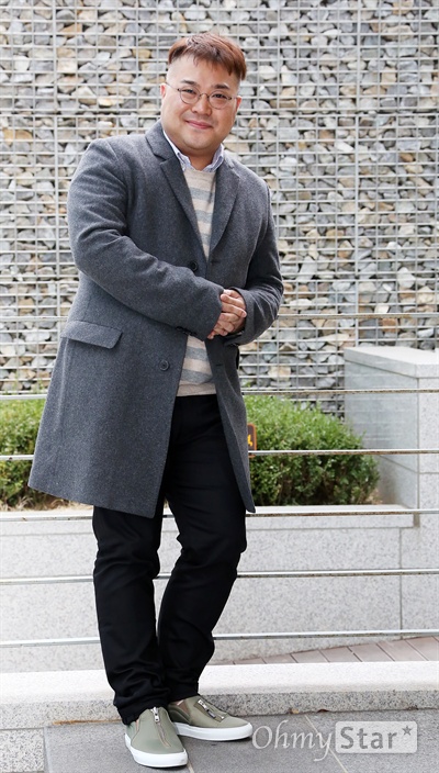 'SNL 코리아 시즌9' 권성욱 PD tvN 예능프로그램 <SNL 코리아 시즌9>의 권성욱 PD가 20일 오후 서울 상암동의 한 카페에서 인터뷰에 앞서 포즈를 취하고 있다.