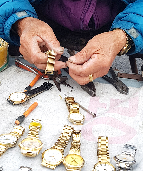 시장판에서 67년동안 잡화를 팔고 수선한 할아버지의 뭉툭한 손은 지금도 영락없이 시계줄을 갈고 있다. 