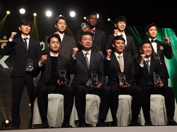  20일 서울 홍은동 그랜드힐튼호텔에서 열린 K리그 대상 시상식.

최우수선수상(MVP)을 수상한 경남FC 말컹 등 챌린지 리그 선수들이 포즈를 취하고 있다. 