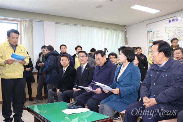 추미애 더불어민주당 대표가 20일 오후 포항 지진이 발생한 경북 포항시 북구 흥해읍사무소에서 최웅 부시장으로부터 피해복구 상황 등을 듣고 있다.