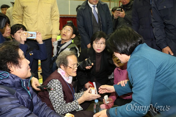  추미애 더불어민주당 대표가 20일 오후 포항 흥해공고를 방문해 지진으로 피신해 있는 이재민들을 위로하고 있다.