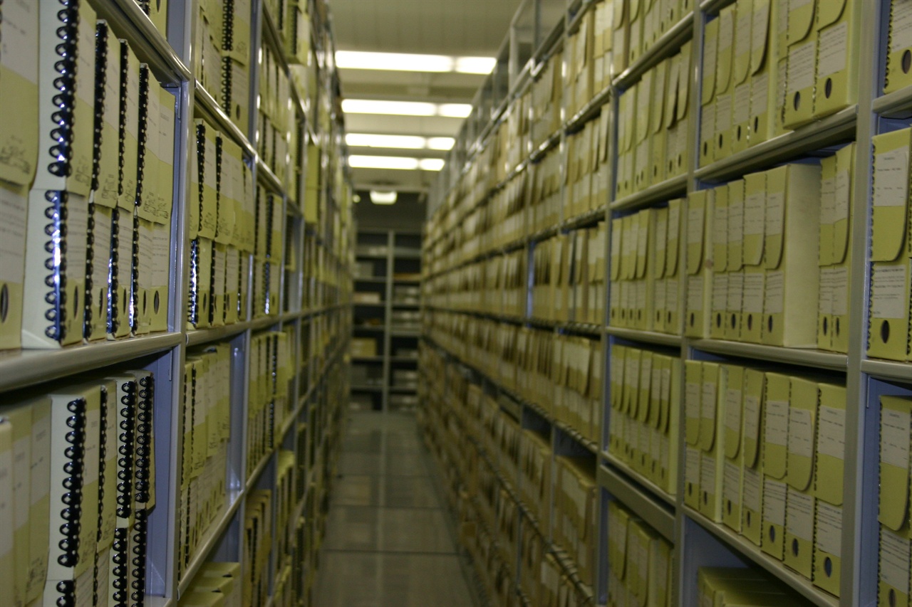 NARA 서고의 문서 상자들로 전세계정보의 데이터베이스 역할을 하고 있다.