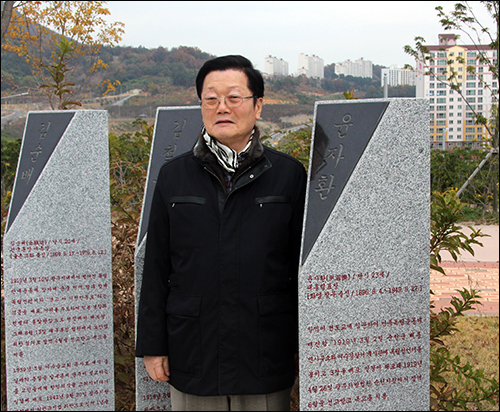 윤형숙 열사에게 독립정신을 심어준 작은 아버지 윤자환 선생도 독립유공자로 손자인 윤치홍씨가 기념비 앞에 서 있다.