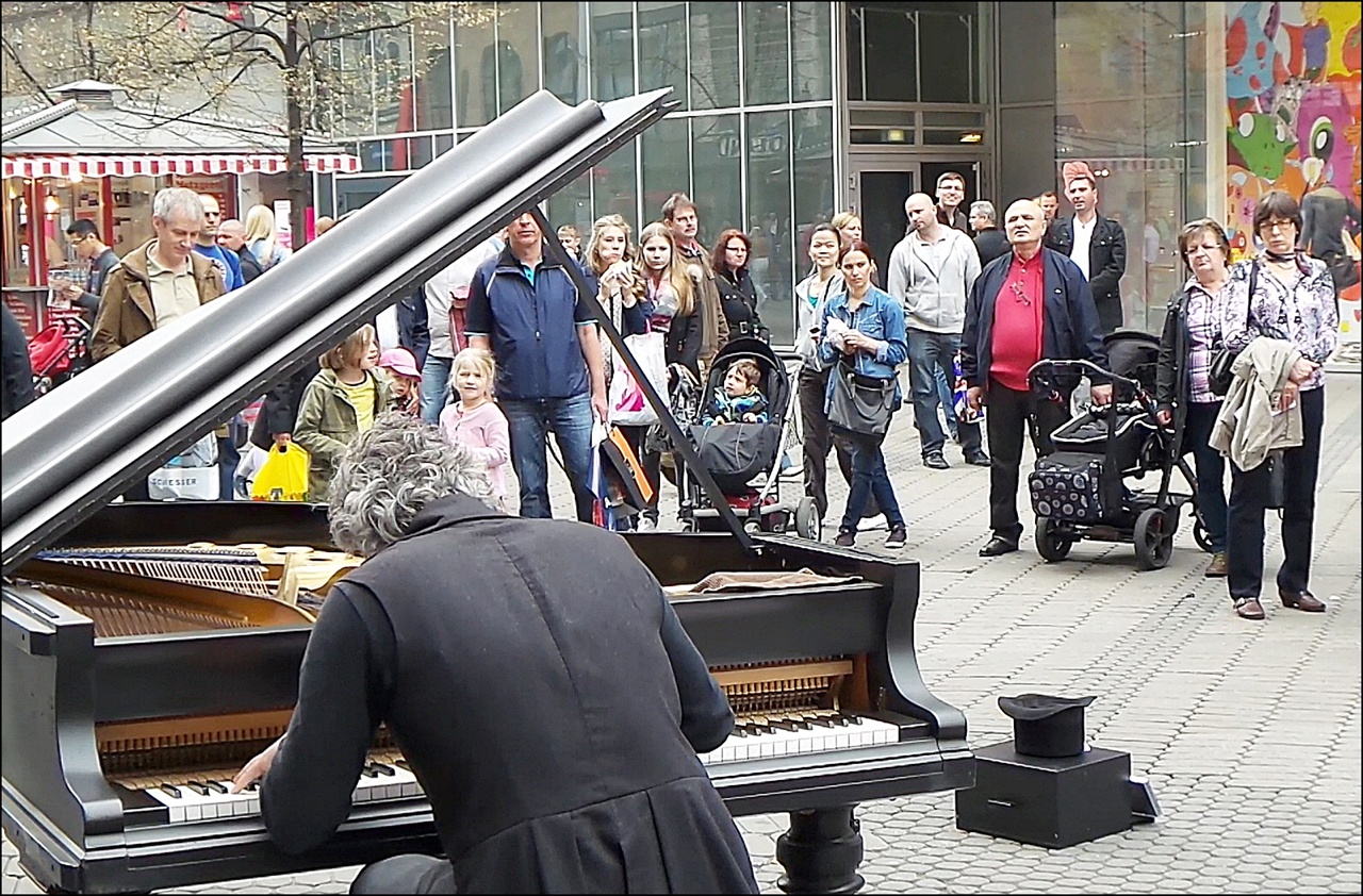 뉘른베르크 길거리 공원의 클래스. 그랜드 피아노를 가져다 놓고 클래식 음악을 연주한다.