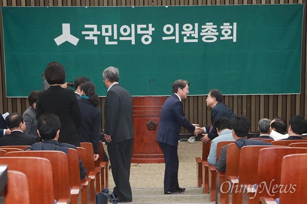 안철수 국민의당 대표가 21일 오후 서울 여의도 국회에서 바른정당과의 연대·통합을 논의하는 의원총회에 참석해 동료의원들과 인사를 나누고 있다.