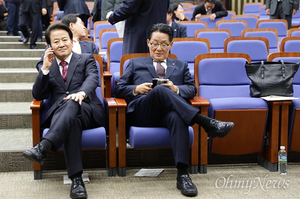 국민의당 박지원 전 대표와 정동영 의원이 21일 오후 서울 여의도 국회에서 바른정당과의 연대·통합을 논의하는 의원총회에 참석하고 있다.