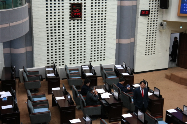 오늘(21일) 열린 ‘제245회 인천시의회 정례회 2차 본회의’는 의원들의 지각으로 의결정족수를 채우지 못해 10여분 간 지연 개의됐다. 이로 인해 공무원들의 업무 시간을 허비하게 만들었다는 비판이 나오고 있다.