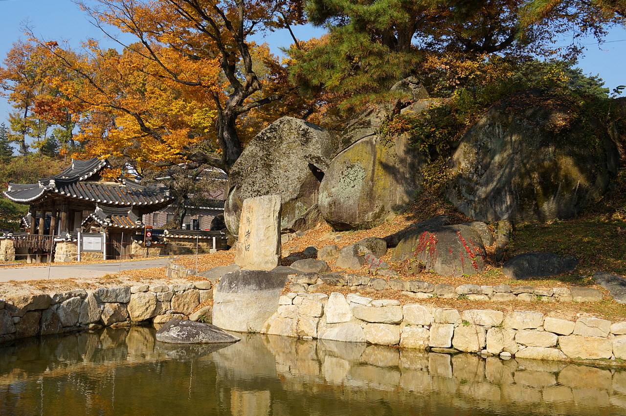 황전마을 정경 봉화읍 거촌2리에 있는 마을로 도암정과 함께 커다란 바위가 분위기를 압도한다.   