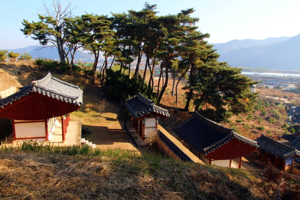  산청 배산서원은 한 서원에 2개의 사당이 있는 것이 일반 서원과 다르다. 