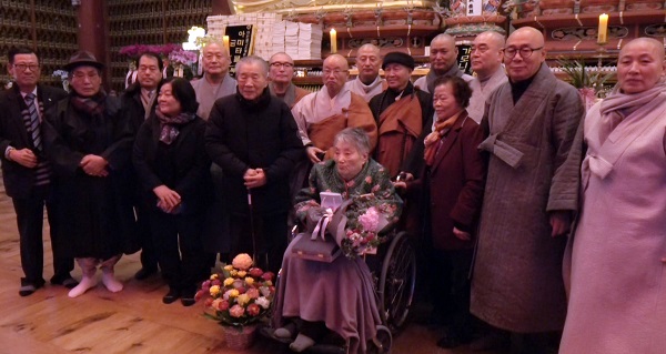 20일 오후 조계사 대웅전에서 스님들과 참석한 사람들이 불교인권상 수상자인 임기란 민가협 전의장과 기념사진을 촬영했다.
