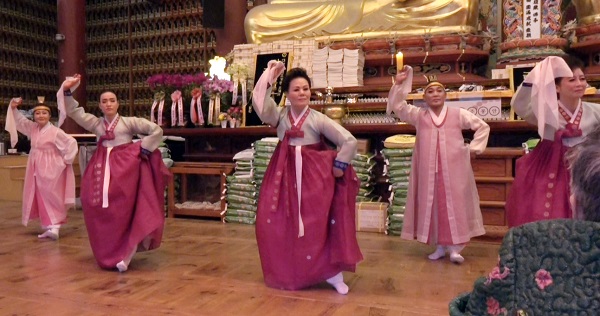 축하공연인 동초수건춤이다.