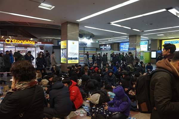 22일 오전 롯데백화점 영등포점 앞에는 '평창 롱패딩'을 사려는 사람들로 인산인해다. 롯데백화점 측은 오늘 판매분 500벌 중 300벌 (200벌은 18일 번호표 받아간 손님들에게 제공) 을 현장 판매한다고 밝혔으나 이미 이른 새벽에 300명 이상이 줄을 섰다고 밝혔다