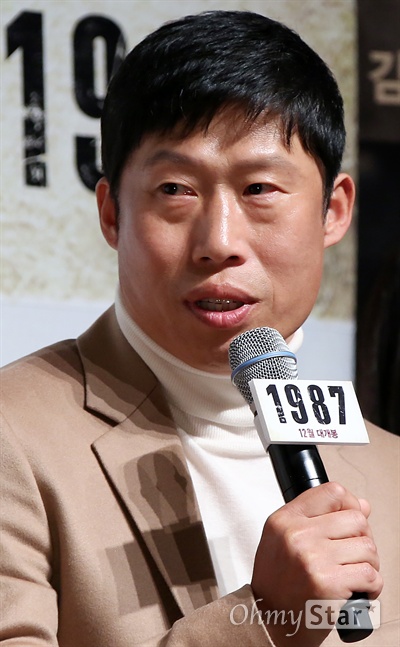 '1987' 유해진, 천만보증수표! 배우 유해진이 22일 오전 서울 압구정CGV에서 열린 영화 <1987> 제작보고회에서 질문에 답하고 있다. . <1987>은 한 젊은이가 죽고 모든 것이 변화하기 시작한 1987년을 살아갔던 사람들의 뜨거운 이야기를 그린 작품이다. 12월 개봉.