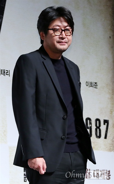 '1987' 김윤석, 믿보배 선두주자 배우 김윤석이 22일 오전 서울 압구정CGV에서 열린 영화 <1987> 제작보고회에서 포토타임을 갖고 있다. <1987>은 한 젊은이가 죽고 모든 것이 변화하기 시작한 1987년을 살아갔던 사람들의 뜨거운 이야기를 그린 작품이다. 12월 개봉.