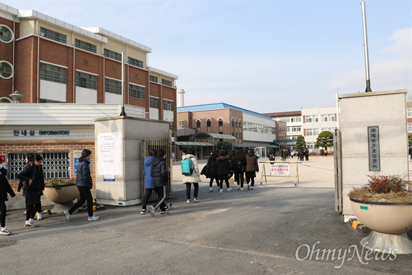  포항여고 학생들이 22일 오후 2시 수능 예비소집을 위해 학교 안으로 들어가고 있다.