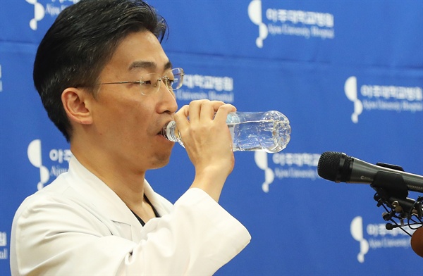 22일 오후 경기도 수원시 아주대학교병원에서 이국종 교수가 총상을 입은 채 귀순한 북한군 병사의 회복 상태 등을 설명하며 물을 마시고 있다.