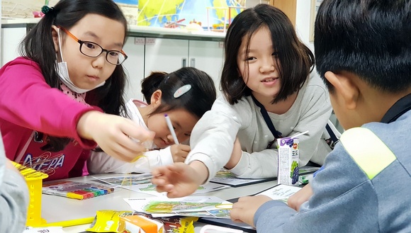 놀이터 설계 모형 만들기에 빠져 있는 서울안평초 학생들. 