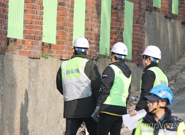 지진 피해로 사용 불가 판정이 내려진 포항시 북구 대동빌라 주민들의 집단 이주가 22일 시작됐다. 빌라 안팎에서는 한국시설안전공단의 안전 진단도 동시에 진행됐다. 