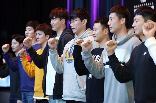  남자농구 국가대표팀 선수들이 지난 20일 오후 인천시 중구 네스트호텔에서 열린 '2019 중국 농구월드컵 국가대표 출정식'에서 기념촬영을 하고 있다.