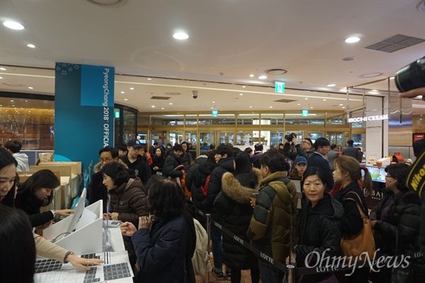  22일 롯데백화점 영등포점에서 '평창 롱패딩'을 구매하기 위해 줄 선 사람들