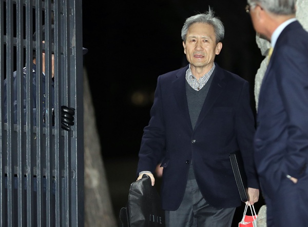구속적부심에서 석방이 결정된 김관진 전 국방부 장관이 22일 밤 경기도 의왕시 서울구치소를 나오고 있다.