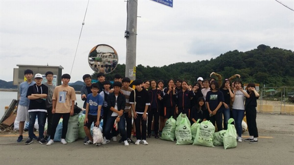 통영거제환경운동연합과 고교생들은 올해초부터 매주 토요일마다 해양 쓰레기 정화 활동을 벌이고 있다.