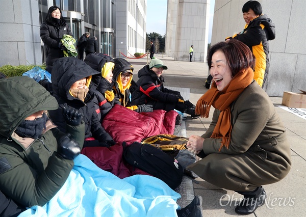 세월호 가족과 마주한 심상정 의원 4.16세월호참사 가족협의회가 23일 오전 서울 여의도 국회 본관 앞에서 사회적 참사 특별법안 통과 촉구를 위해 농성에 들어갔다. 이들은 24일로 예정된 국회 본회의에서 사회적 참사 특별법안 통과 때까지 가습기살균제참사전국네트워크와 공동으로 농성을 벌일 계획이다. 농성장 앞을 지나던 심상정 정의당 의원(오른쪽)이 세월호 가족들과 마주앉아 대화하고 있다. 