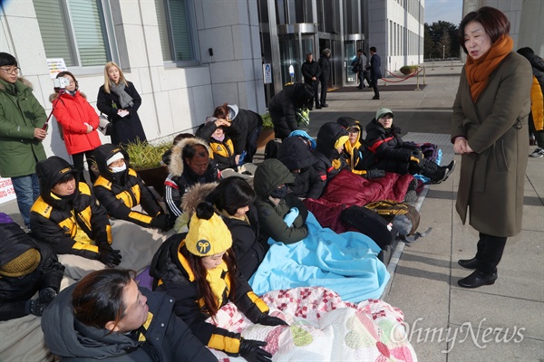 세월호 가족과 마주한 심상정 의원 4.16세월호참사 가족협의회가 23일 오전 서울 여의도 국회 본관 앞에서 사회적 참사 특별법안 통과 촉구를 위해 농성에 들어갔다. 이들은 24일로 예정된 국회 본회의에서 사회적 참사 특별법안 통과 때까지 가습기살균제참사전국네트워크와 공동으로 농성을 벌일 계획이다. 농성장 앞을 지나던 심상정 정의당 의원(오른쪽)이 세월호 가족들과 마주하고 대화하고 있다. 