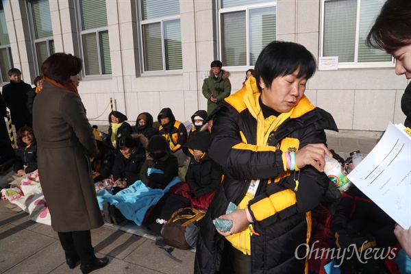 따뜻한 영석엄마  4.16세월호참사 가족협의회가 23일 오전 서울 여의도 국회 본관 앞에서 사회적 참사 특별법안 통과 촉구를 위해 농성에 들어갔다. 이들은 24일로 예정된 국회 본회의에서 사회적 참사 특별법안 통과 때까지 가습기살균제참사전국네트워크와 공동으로 농성을 벌일 계획이다. 농성장 앞을 지나던 심상정 정의당 의원(왼쪽)이 세월호 가족들과 마주하고 대화하고 있다. 오른쪽은 기자에게 따뜻한 음료를 건네는 영석엄마. 