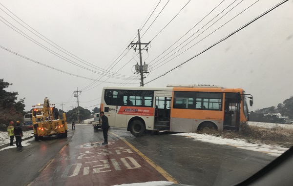 눈길 교통사고 속출 오전 9시 10분께 홍성군 홍동면 문당리 방향 도로에서 버스가 눈길에 미끄러지면서 사고가 발생했다. 당시 버스에는 10여명이 탑승하고 있었지만 다행히 인명피해는 없었던 것으로 확인됐다.