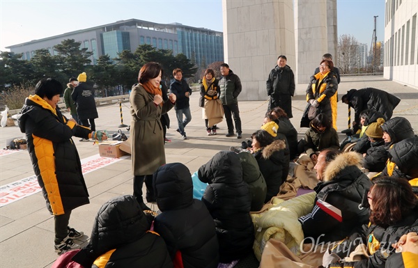 주먹 불끈 심상정 "세월호 가족 힘내세요" 4.16세월호참사 가족협의회가 23일 오전 다음날로 예정된 사회적 참사 특별법안 통과 때까지 국회 농성을 시작한 가운데, 국회 본관 앞 농성장을 지나던 심상정 정의당 의원이 세월호 가족들에게 두 주먹을 불끈 쥐어보이며 "힘내시라"고 응원의 말을 전하고 있다. 