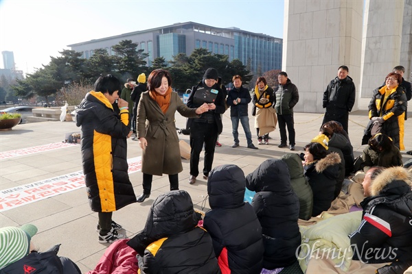 세월호 가족에 "힘냅시다" 응원의 말 4.16세월호참사 가족협의회가 23일 오전 다음날로 예정된 사회적 참사 특별법안 통과 때까지 국회 농성을 시작한 가운데, 국회 본관 앞 농성장을 지나던 심상정 정의당 의원이 세월호 가족들에게 "힘내시라"고 응원의 말을 전한 뒤 자리를 뜨고 있다. 