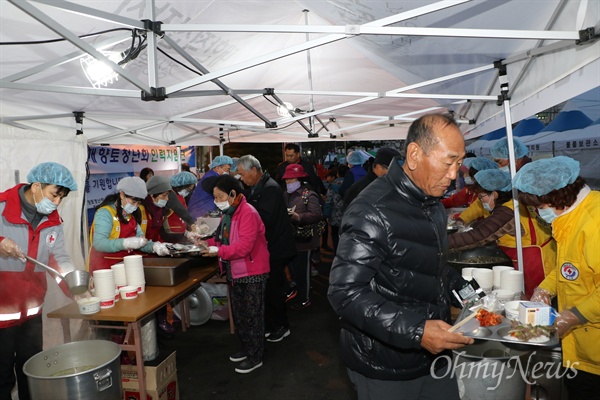 지난 15일 발생한 규모 5.4의 지진으로 포항 흥해실내체육관에피신해 있는 이재민들이 적십자사가 제공한 식사를 위해 22일 오후 급식을 받고 있다.