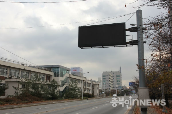 예산 4억3000만원이 들여 교체한 무심천 경보전광판이 1년여 만에 고장이 나 제 기능을 하지 못하고 있다. 사진은 청주기계공고 주변에 설치된 전광판