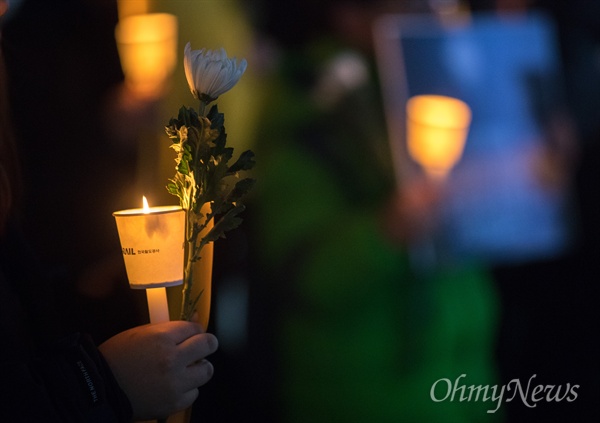 특성화고등학생 권리 연합회 회원들이 지난 11월 23일 오후 서울 시청 앞에서 제주현장실습에서 사망사고로 숨진 고3 고 이민호군의 추모식을 열고 있다.