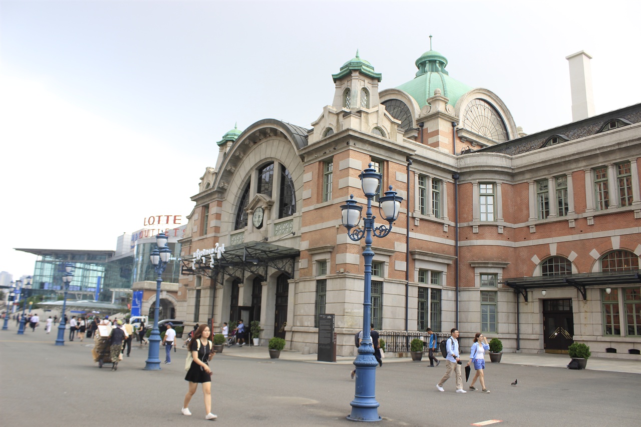 사적 제284호로 지정된 서울역 옛 역 건물이 오는 28일부터 승객을 받는다.