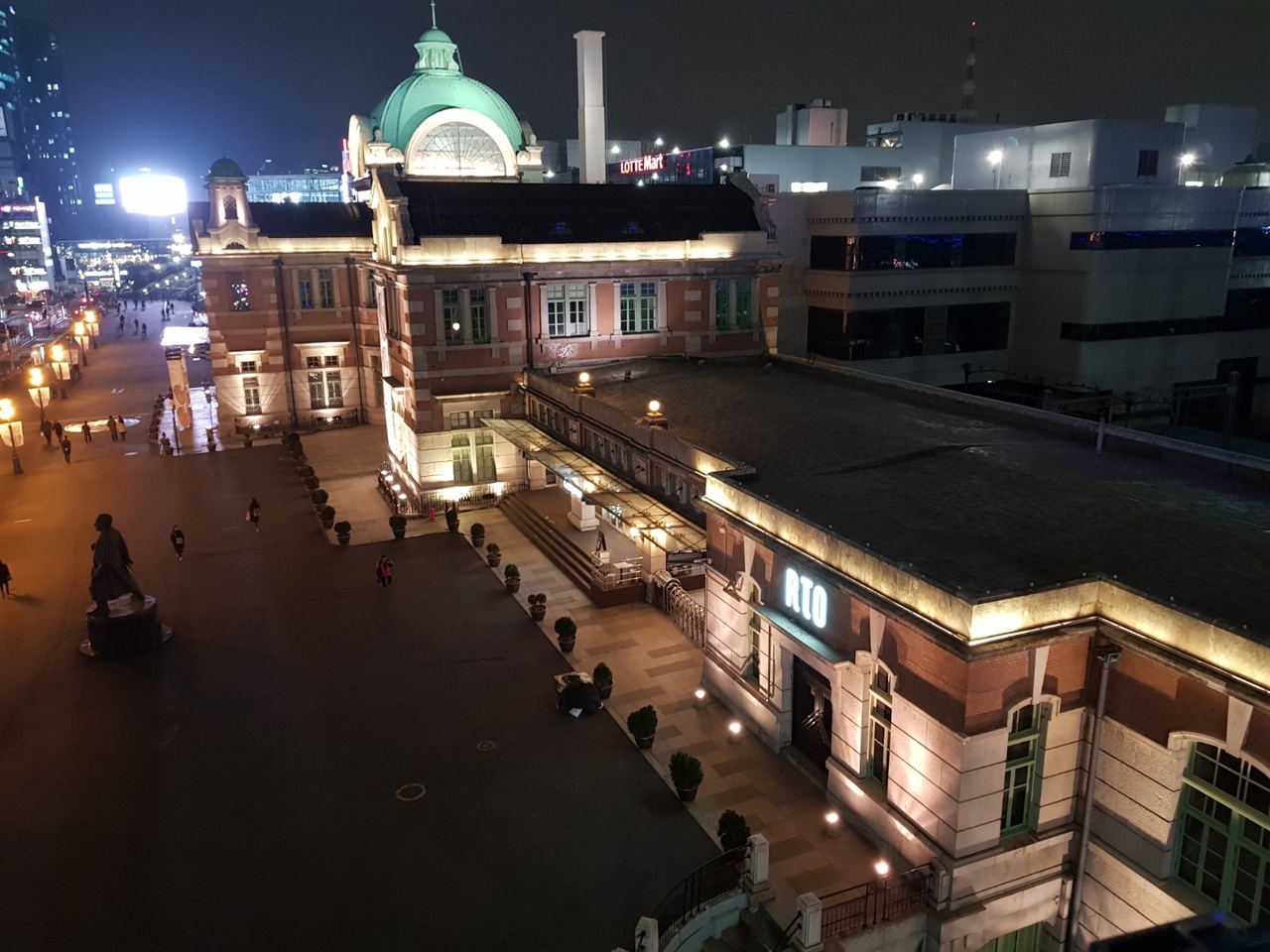 문화재 보존의 문제로 인해 본 역사 대신 북측 부분을 개조하여 새로 여객취급을 하는 서울역 옛 역 건물.