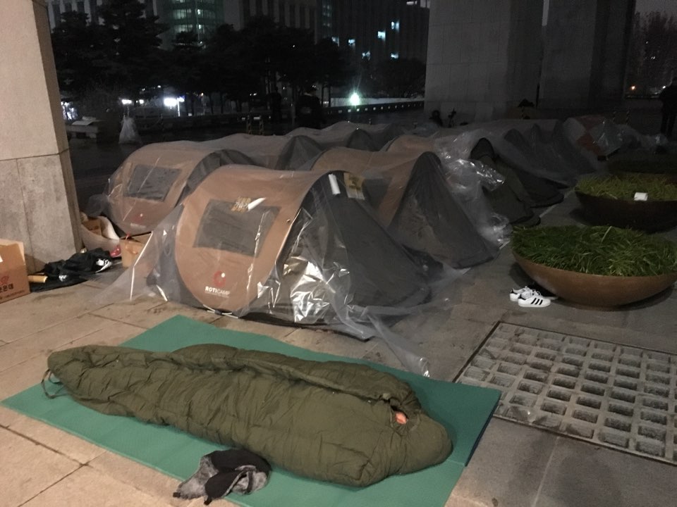 24일 새벽, 세월호 가족들이 '사회적 참사법' 수정안 국회 통과를 촉구하며 밤샘 농성을 벌이고 있다.