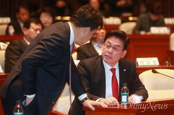 자유한국당 정우택 원내대표와 권성동 의원이 24일 오전 서울 여의도 국회에서 열린 의원총회에 참석해 이야기를 나누고 있다.