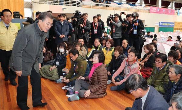 문재인 대통령이 24일 오전 지진 피해 이재민이 머물고 있는 경북 포항시 흥해실내체육관 대피소를 방문해 시민들을 위로하고 있다.