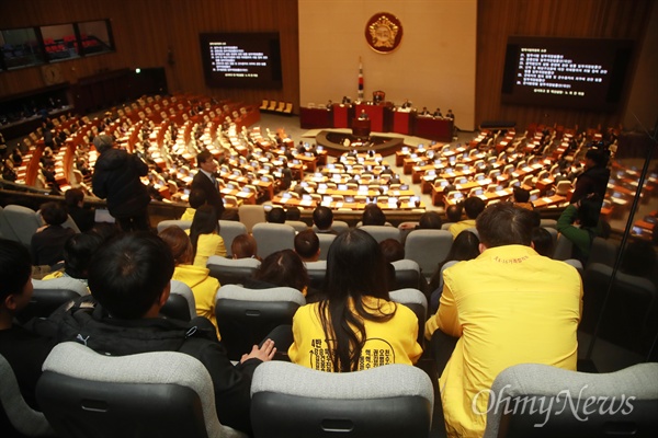 세월호 참사 유가족과 가습기 살균제 사망사고 피해자 모임 회원이 24일 오전 서울 여의도 국회에서 열린 본회의에서 박주민 더불어민주당 의원이 대표 발의한 ‘사회적 참사의 진상규명 및 안전사회 건설 등을 위한 특별법’ 수정안 표결 처리를 지켜보기 위해 방청석에서 기다리고 있다.