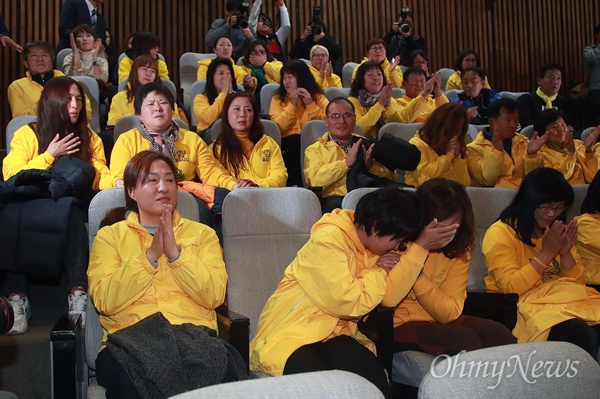 '사회적 참사 특별법' 통과에 환호하는 세월호 유가족 세월호 참사 유가족과 가습기 살균제 사망사고 피해자 모임 회원이 24일 오전 서울 여의도 국회에서 열린 본회의에서 ‘사회적 참사의 진상규명 및 안전사회 건설 등을 위한 특별법 수정안’이 통과되자 기쁨의 눈물을 흘리며 환호하고 있다.