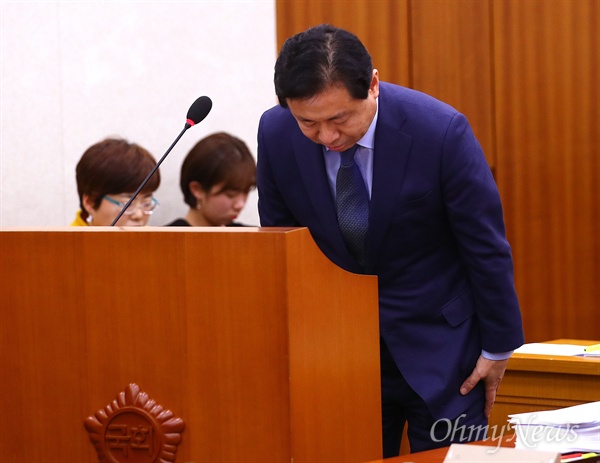 김영춘 해양수산부 장관이 지난 11월 24일 오후 국회 농해수위에 출석해 '세월호 유골 은폐'에 대해 사과하고 있다.