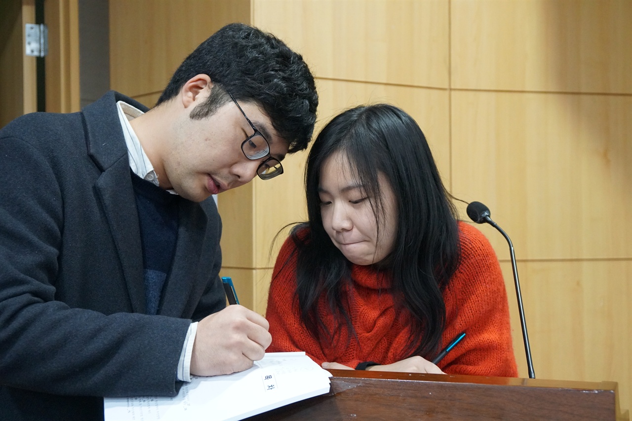  토론회를 준비하는 청년유니온 김민수 위원장과 우리미래 임한결 공동대표