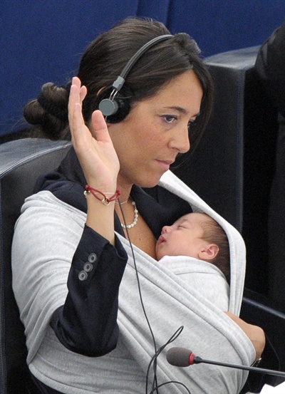 2010년 9월 22일 젖먹이 아기를 안고 유럽의회에 참석한 리치아 론줄리(이탈리아) 의원.
