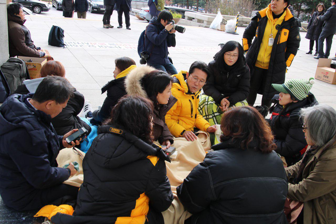 사회적참사특별법 통과를 촉구하는 농성중, 윤소하 국회의원이 함께 유가족들과 참여하고 있다.