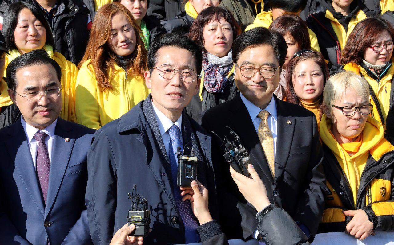 사회적참사특별법 통과에 유가족들과 함께 기뻐하는 정의당 윤소하 국회의원에게 인터뷰 중이다. 