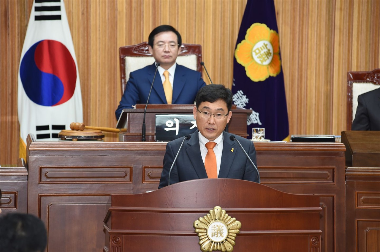 정의당 여인두 시의원이 '수돗물 공급비용 국비지원 건의문'을 발표하고 있다.