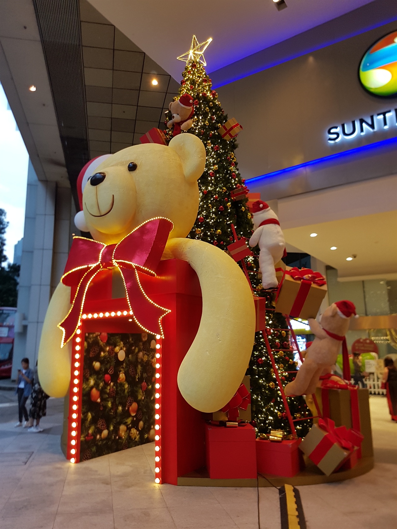 싱가포르는 크리스마스 성수기 때 쇼핑을 장려하기 위해서 쇼핑몰은 11월 1일부터 매년 테마를 선정해서 크리스마스 장식을 한다.  올해 Suntec은 고돌이를 소재로 했다. 